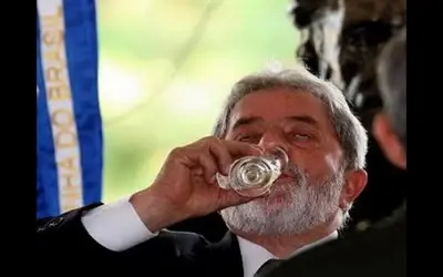 lula comemorando.webp