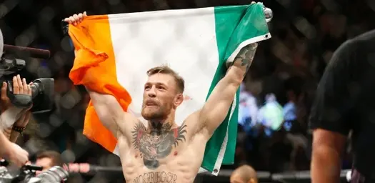 onor-mcgregor-comemora-a-vitoria-sobre-jose-aldo-com-a-bandeira-da-irlanda-1449988048525_615x...webp