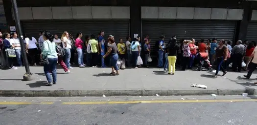 midores-fazem-fila-do-lado-de-fora-de-supermercado-em-caracas-na-venezuela-1424433741528_615x...webp