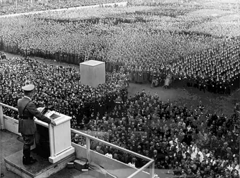 hitler_crowd.webp